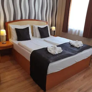 Hotel Six ***